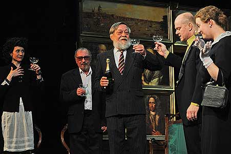 Martina Delišová, Rudolf Starz, Dušan Sitek, David Novotný a Kateřina Holánová v inscenaci Hraběnka, Divadlo Palace Praha, foto: Lucie ...